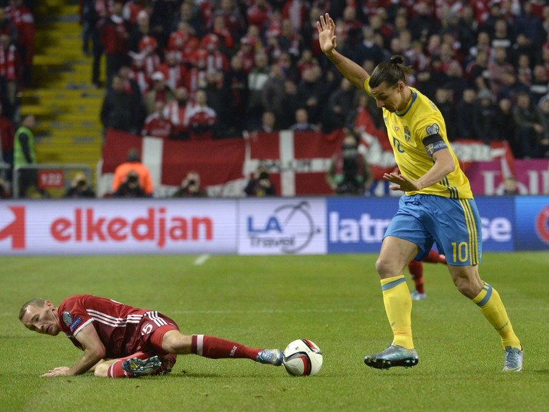 Zlatan Ibrahimovič v súboji o loptu