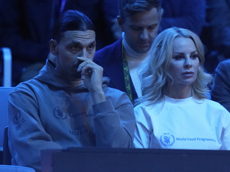 Zlatan Ibrahimovič a jeho manželka Helena sledujú finále Turnaja majstrov medzi Novakom Djokovičom a Casperom Ruudom