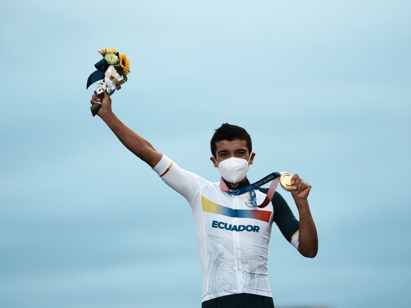 Ekvádorsky cyklista Richard Carapaz sa teší na pódiu zo zisku zlatej medaily