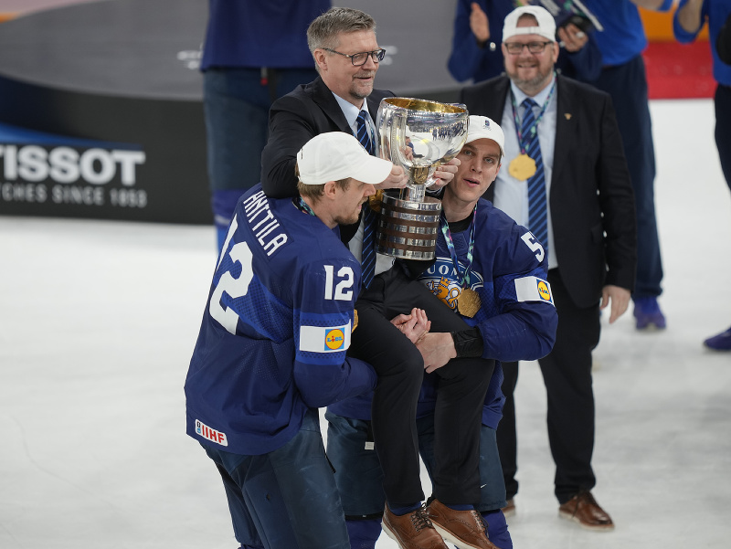 Fínski hokejisti oslavujú titul majstrov sveta