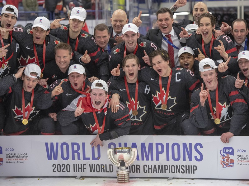 Mladíci Kanady s víťaznou trofejou