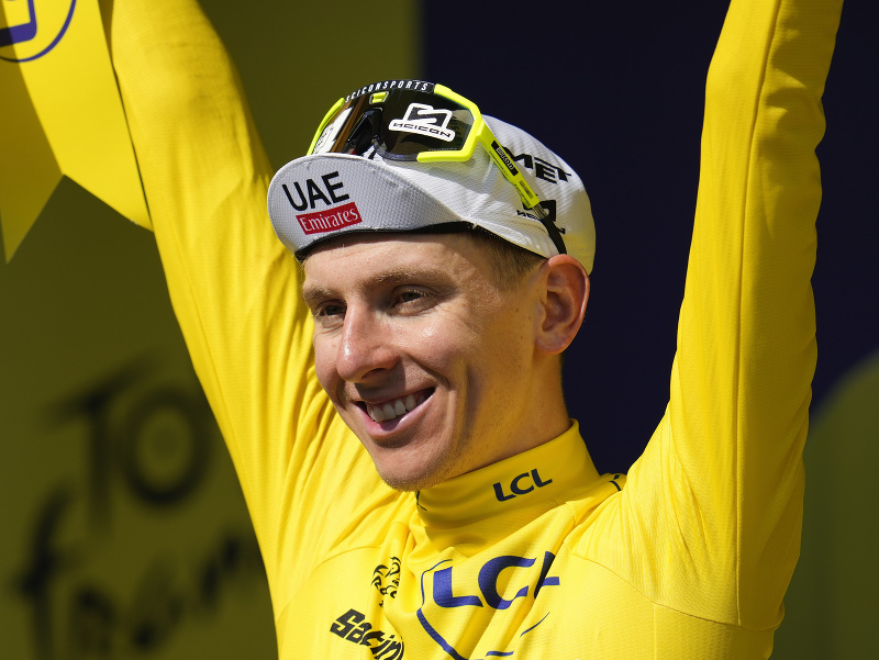 Slovinský cyklista Tadej Pogačar (SAE Team Emirates) oslavuje na pódiu žltý dres vedúceho pretekára v celkovom priebežnom poradí po 12. etape 111. ročníka Tour de France z Aurillacu do Villeneuve sur Lot