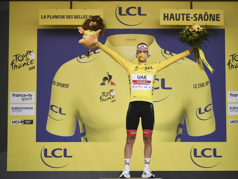 Tadej Pogačar sa po senzačnom výkone v časovke raduje z celkového triumfu na Tour de France