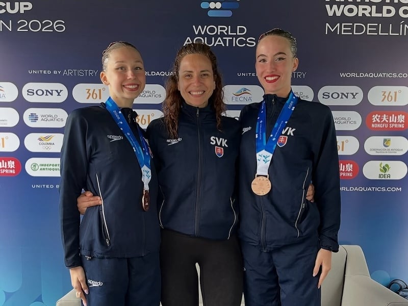 Slovenské akvabely Lea Anna Krajčovičová so Žofiou Strapekovou získali bronzové medaily, uprostred trénerka Monika Thüringerová