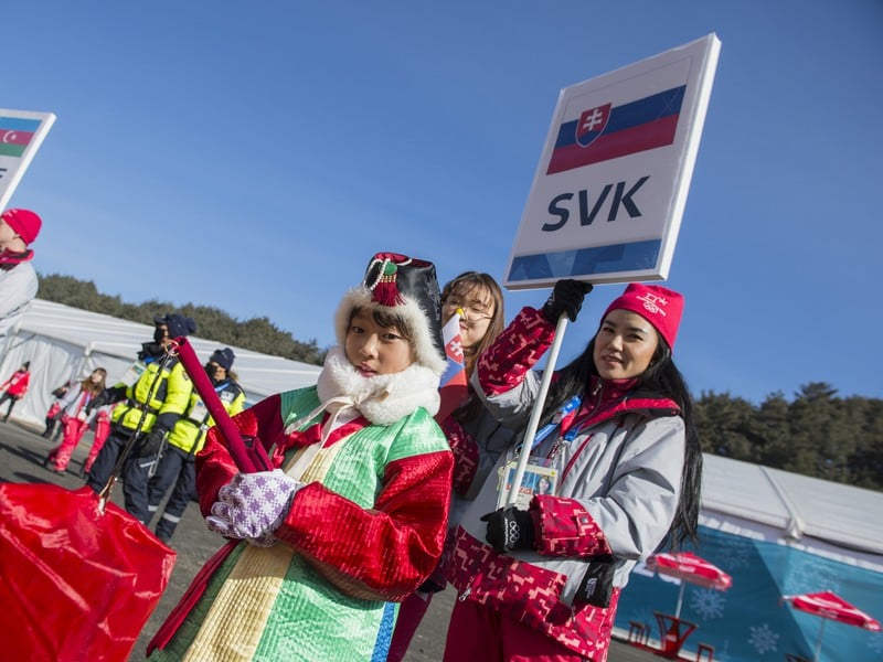 Snímka z ceremónie vztyčovania slovenskej vlajky v olympijskej dedine v Pjongčangu