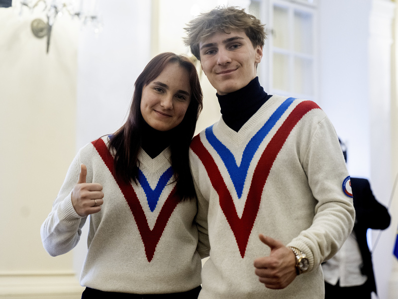 Na snímke skokani na lyžiach, súrodenci Kira Mária Kapustíková a Hektor Kapustík počas zloženia sľubu slovenských výprav na Zimné olympijské a Zimné paralympijské hry 2026