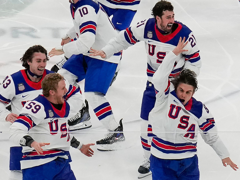 Na snímke americký hokejista Jack Hughes (vpravo) sa raduje z víťazného gólu v predĺžení finálového duelu Kanada - USA 