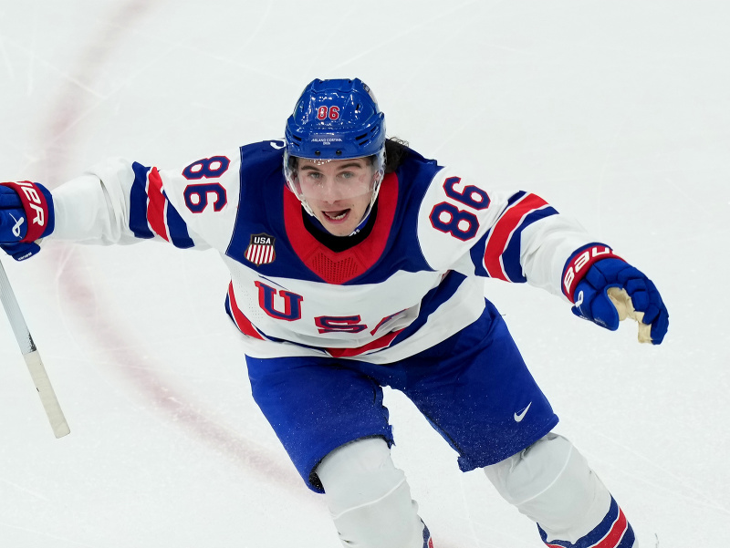 Jack Hughes oslavuje zlatý gól vo finále ZOH 2026
