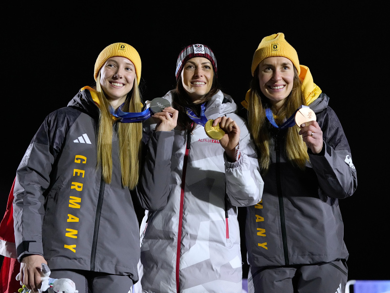  Na snímke uprostred rakúska skeletonistka Janine Flocková sa raduje po zisku zlata na zimných olympijských hrách