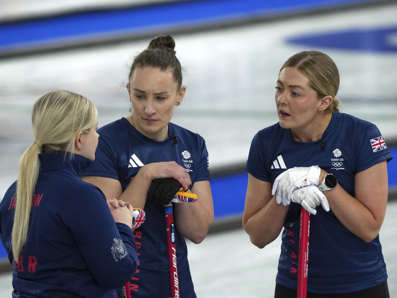 Britky Sophie Sinclairová, Jennifer Doddsová  a Sophie Jacksonová vymýšľajú stratégiu