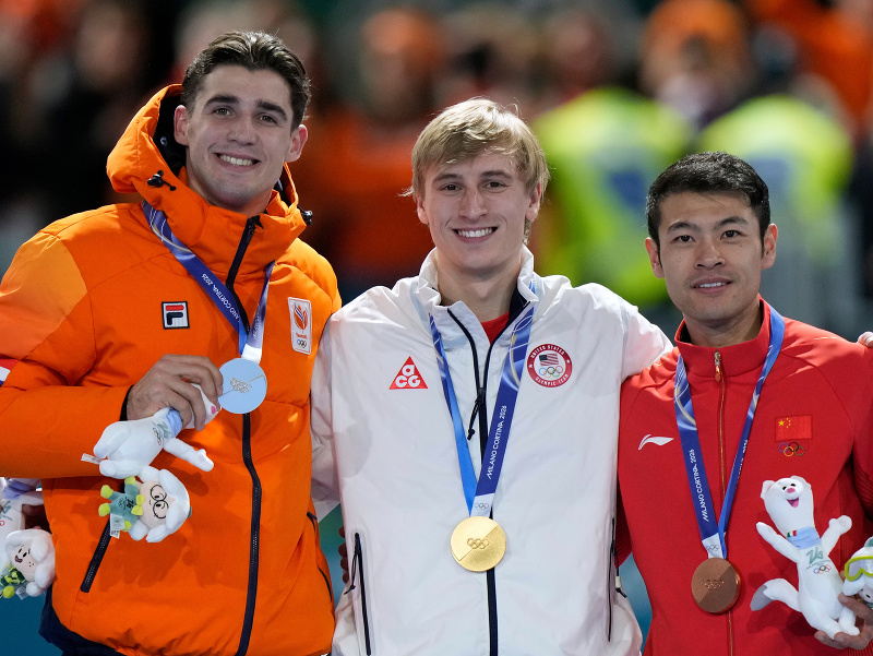 Zlatý medailista Jordan Stolz z USA (v strede), Jenning de Boo z Holandska (vľavo a držiteľ striebornej medaily) a Ning Zhongyan z Číny