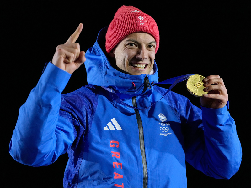 Britský skeletonista  Matt Weston sa teší zo zisku zlata v súťaži jednotlivcov na zimných olympijských hrách 