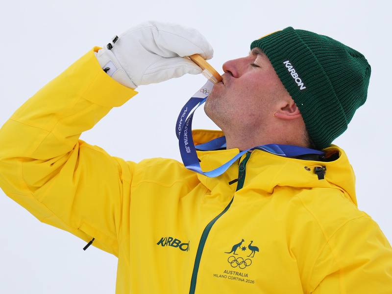 Austrálsky reprezentant Cooper Woods bozkáva zlatú medailu, ktorú získal na finále v disciplíne mogulus na zimných olympijských hrách v Livigne
