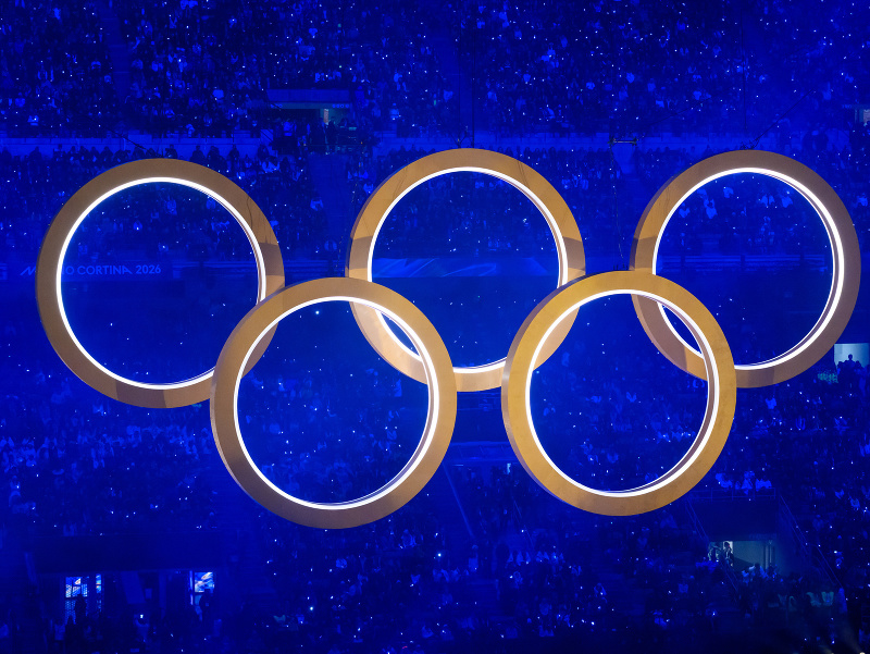 Olympijské kruhy počas otváracieho ceremoniálu XXV. zimných olympijských hier Miláno-Cortina 2026 na štadióne San Siro v Miláne
