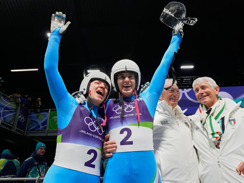 Talianske reprezentantky v sánkovaní Andrea Vötterová a Marlen Oberhoferová sa tešia zo zisku zlata v súťaži dvojíc na zimných olympijských hrách