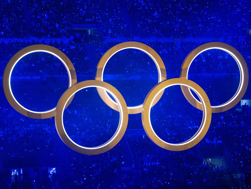 Olympijské kruhy počas otváracieho ceremoniálu XXV. zimných olympijských hier Miláno-Cortina 2026 na štadióne San Siro v Miláne