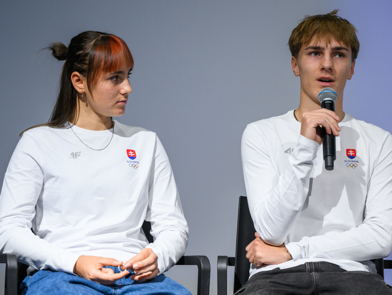Na snímke zľava skokani na lyžiach Mária Kapustíková a Hektor Kapustík 