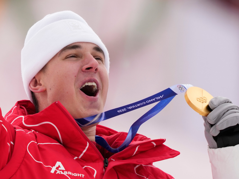 Švajčiarsky lyžiar Franjo von Allmen si na ZOH 2026 vyjazdil už tretiu zlatú medailu.