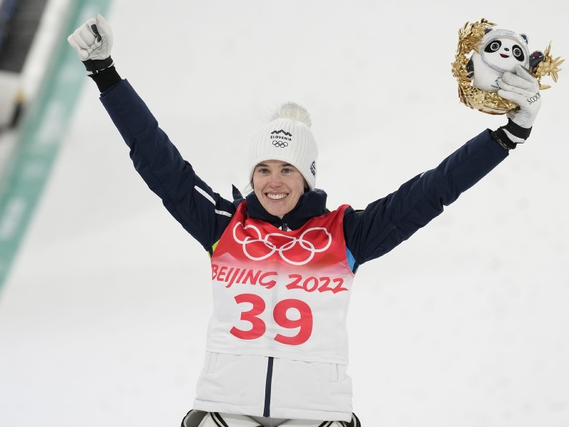 Na snímke slovinská skokanka na lyžiach Urša Bogatajová získala zlatú medailu