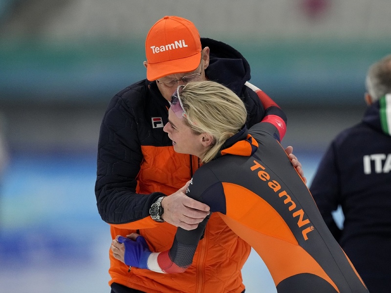  holandská rýchlokočuliarka Irene Schoutenová sa objíma s trénerom po tom, ako získala na ZOH 2022 v Pekingu zlatú medailu v pretekoch na 3000 m