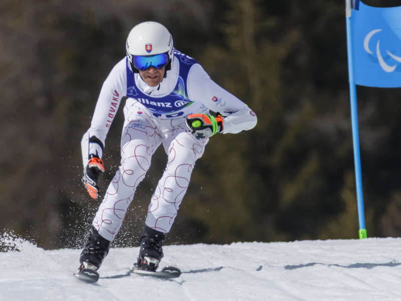 Na snímke slovenský paralpský lyžiar Martin Čupka na trati pretekov super-G mužov na XIV. zimných paralympijských hrách 2026 v Cortine d'Ampezzo