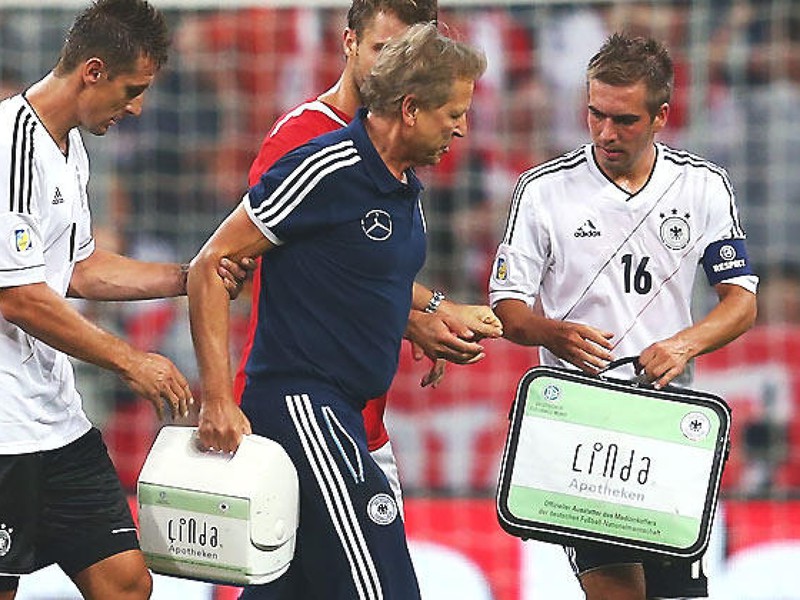 Zranený Klaus Eder dostal od hráčov nemeckého tímu okamžitú pomoc
