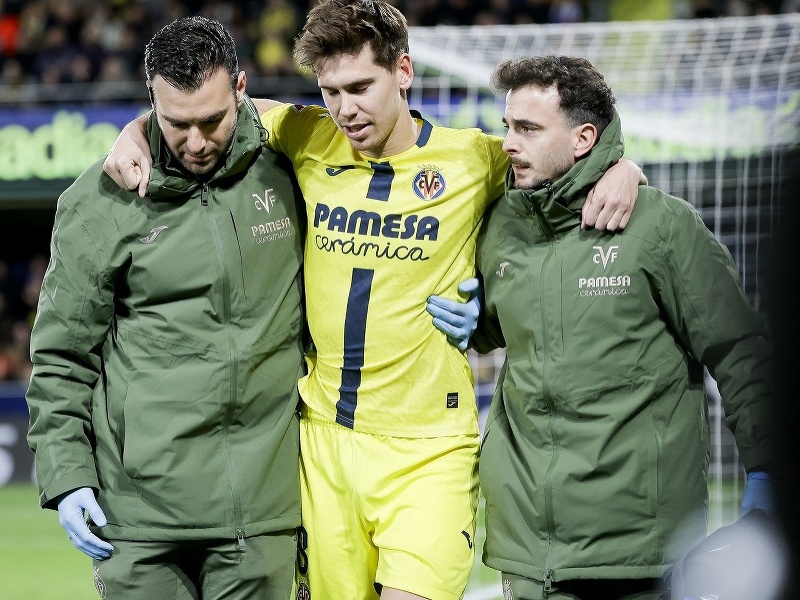 Zranený argentínsky futbalový reprezentant Juan Foyth opúšťa hraciu plochu