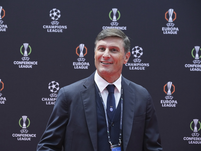 Bývalý argentínsky futbalista Javier Zanetti prichádza na žreb skupinovej fázy Ligy majstrov vo futbale v Monaku