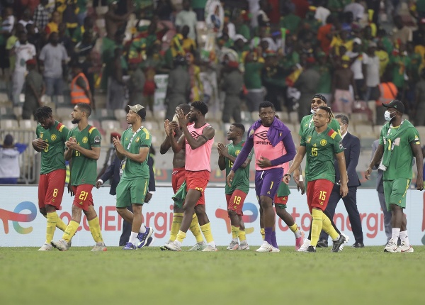 Kamerunskí futbalisti oslavujú postup