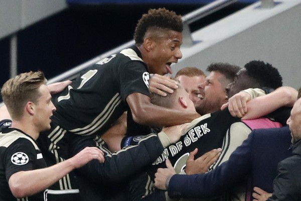 Hráči Ajaxu oslavujú úvodný