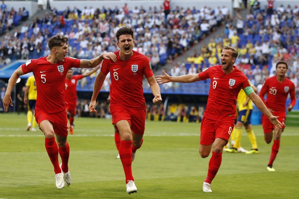 Anglický futbalista Harry Maguire(uprostred)