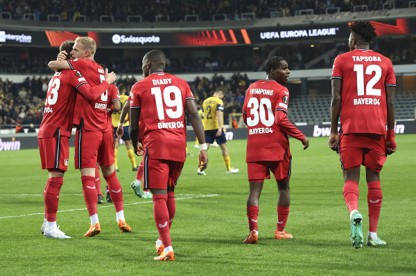Hráči Leverkusenu oslavujú gól