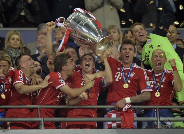 Hráči Bayernu s trofejou