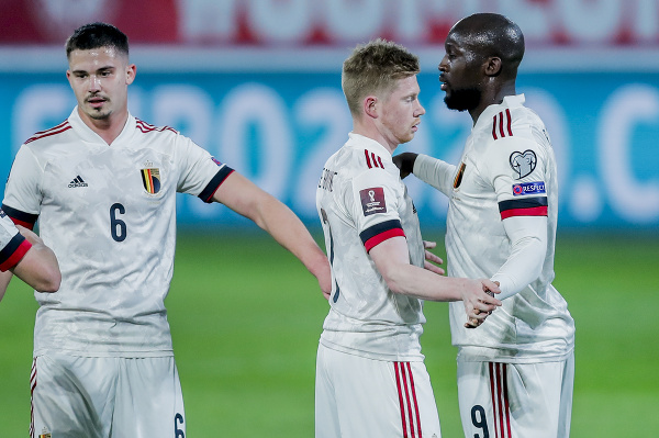 Belgickí hráči oslavujú gól