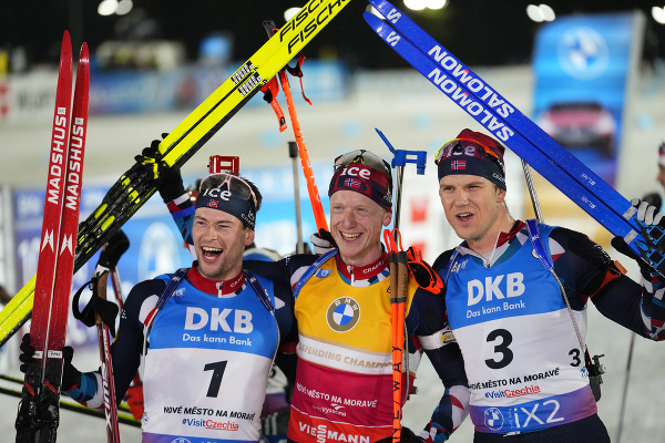 Nórske víťazné trio zľava: