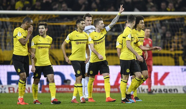 Hráči Dortmundu ďakujú fanúšikom