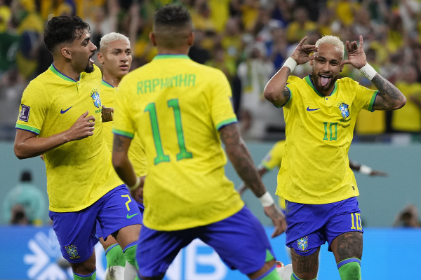 Brazílčania oslavujú gól