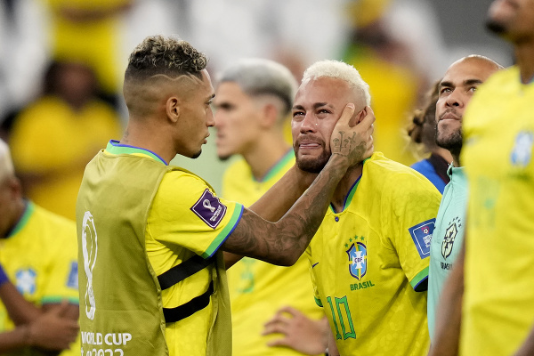 Brazílčan Neymar (uprostred) plače