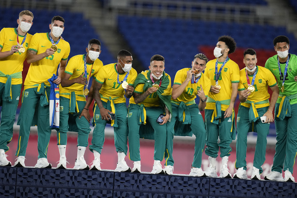 Futbalisti Brazílie oslavujú obhajobu