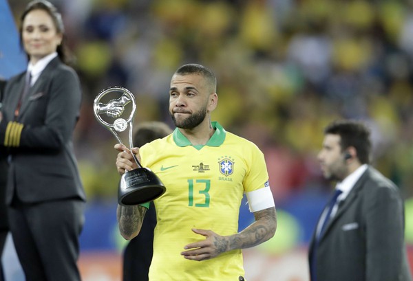 Dani Alves drží trofej