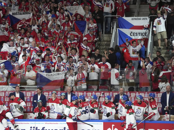 Českí fanúšikovia sa bavia