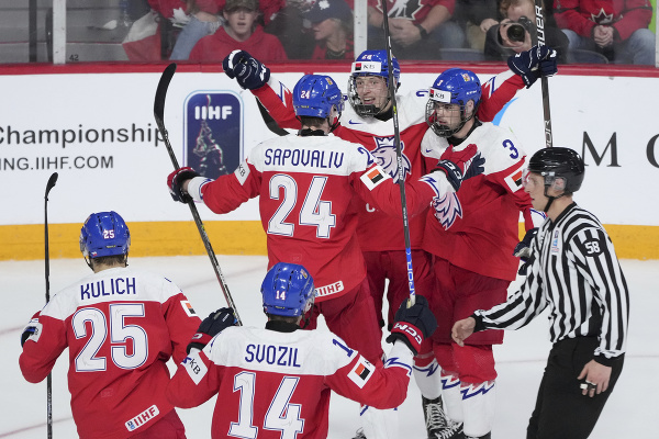 Českí hokejisti oslavujú gól