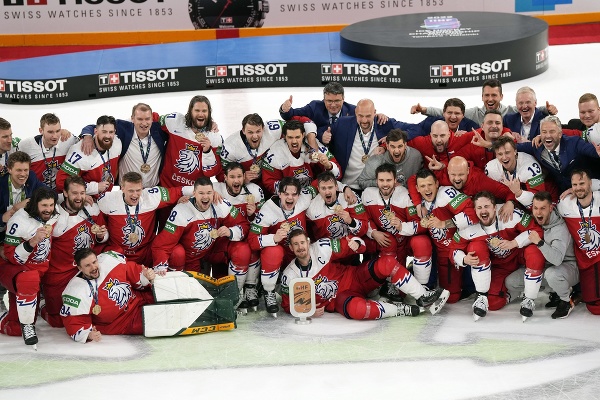 Českí hokejisti oslavujú zisk