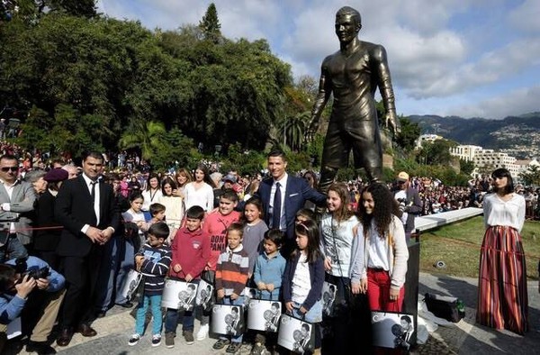 Cristiano Ronaldo odhalil sochu