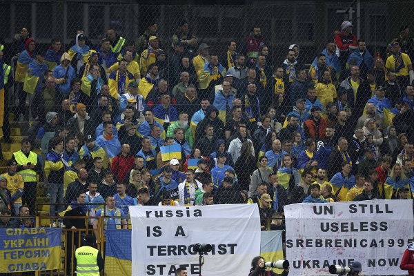 Ukrajinskí fanúšikovia počas zápasu