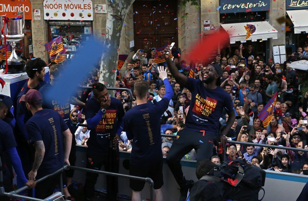Futbalisti Barcelony slávili triumfálnou