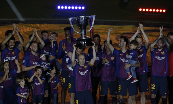 Andrés Iniesta s trofejou