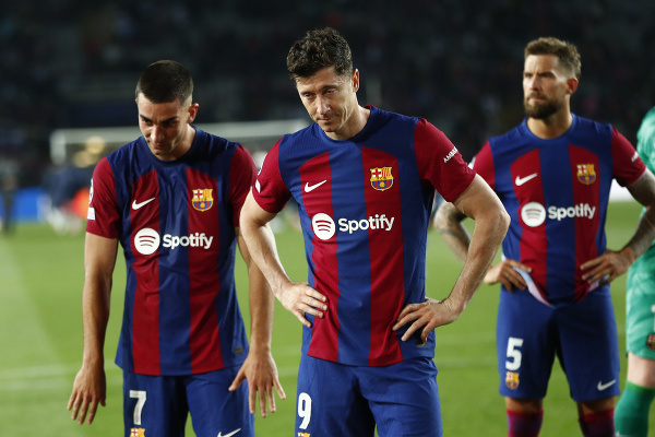 Sklamaní hráči Barcelony po