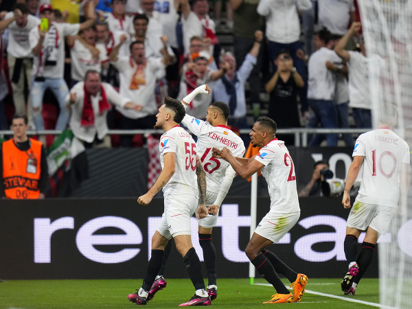 Sevilla oslavuje gól do