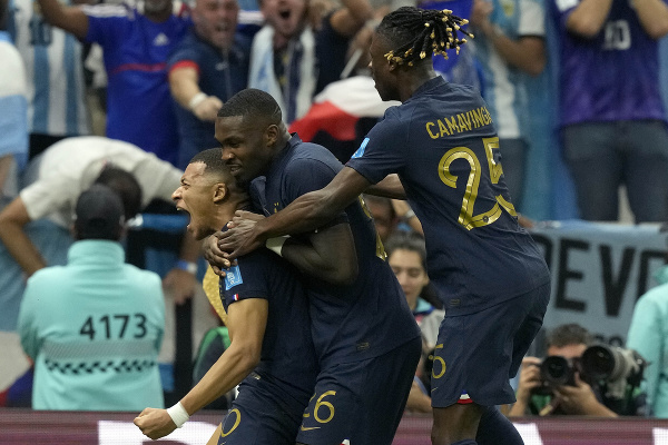 Hráči Francúzska oslavujú gól